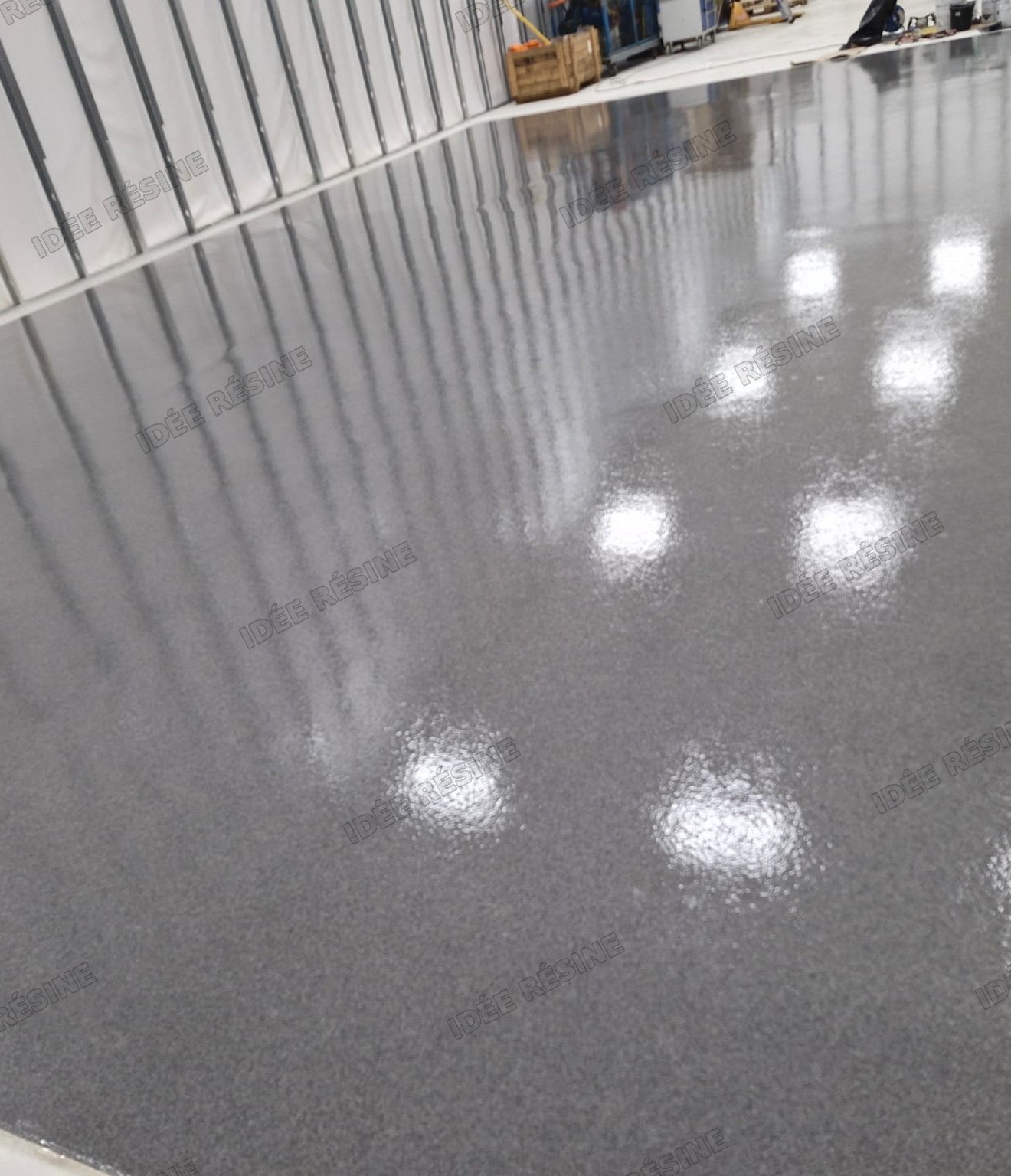 Sol en résine réalisé par Idée Résine, fini brillant et texturé, en environnement professionnel
